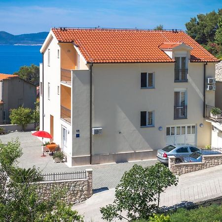 Apartments And Rooms By The Sea Brela, Makarska - 13118 外观 照片