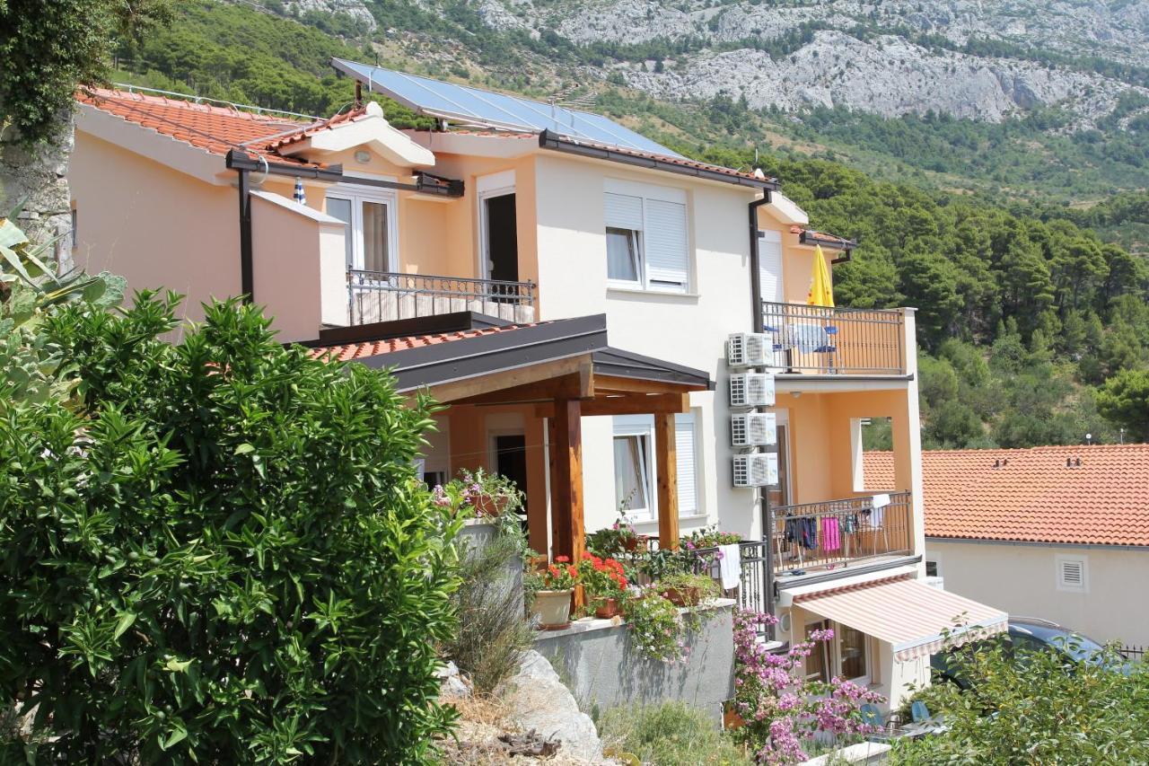 Apartments And Rooms By The Sea Brela, Makarska - 13118 外观 照片