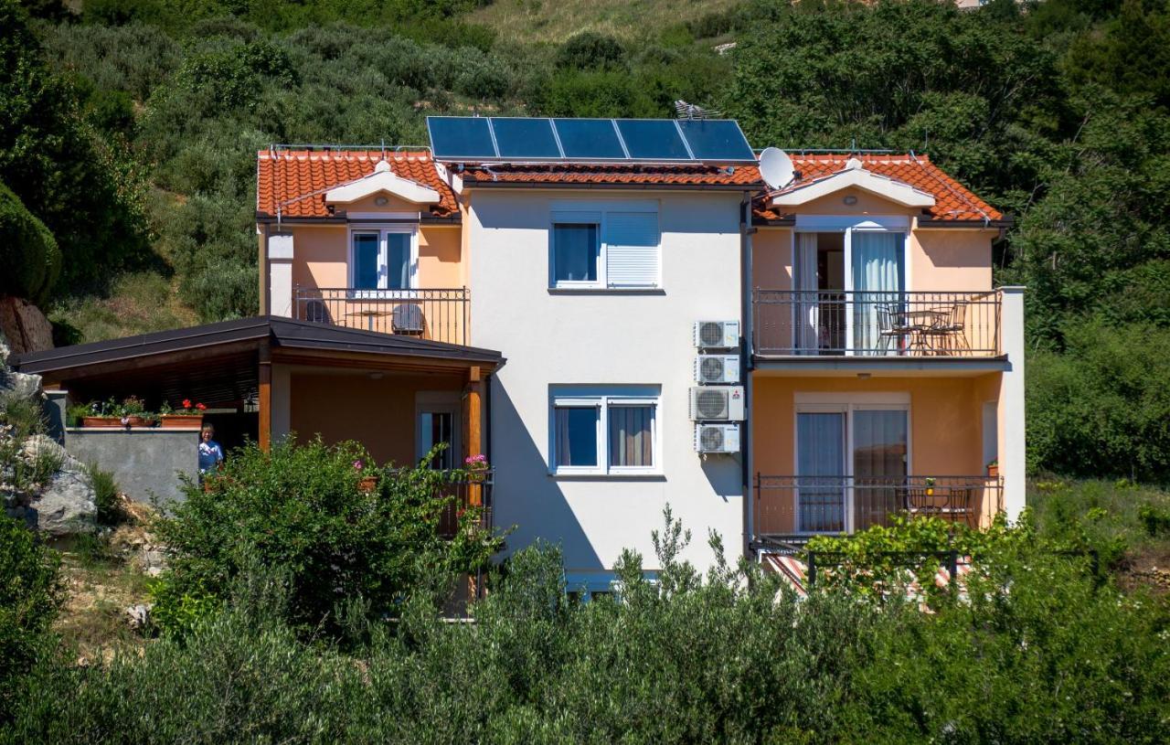 Apartments And Rooms By The Sea Brela, Makarska - 13118 外观 照片