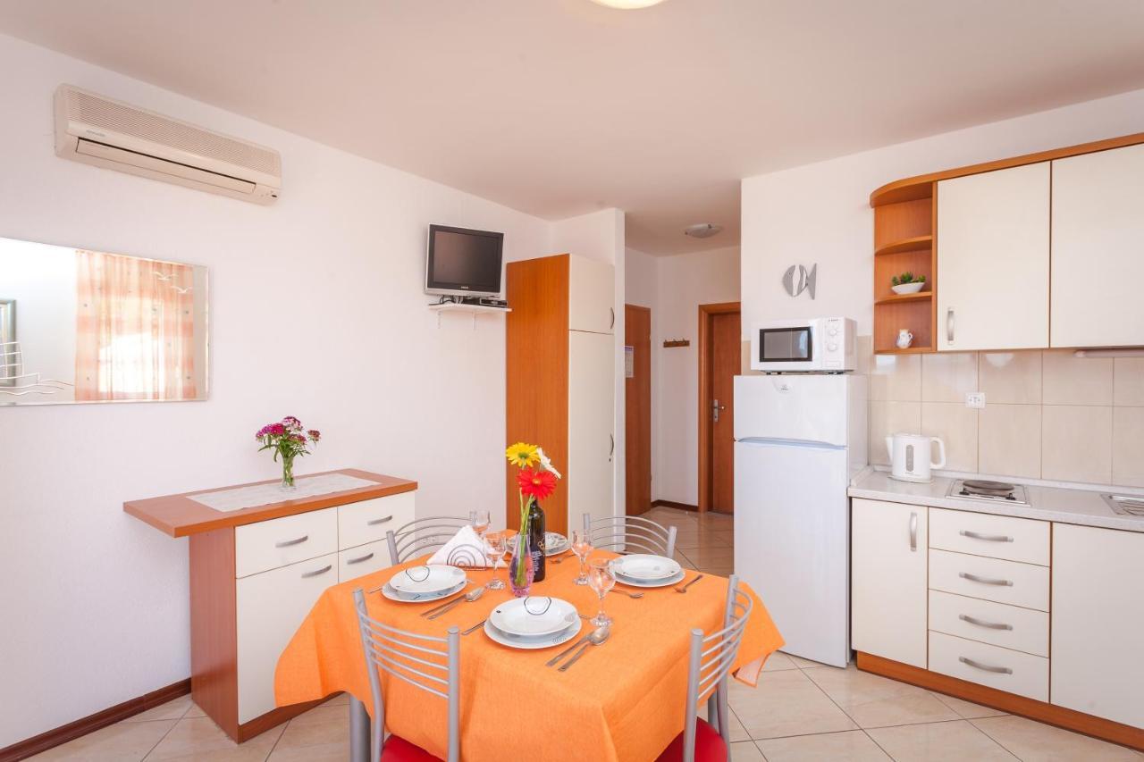 Apartments And Rooms By The Sea Brela, Makarska - 13118 外观 照片
