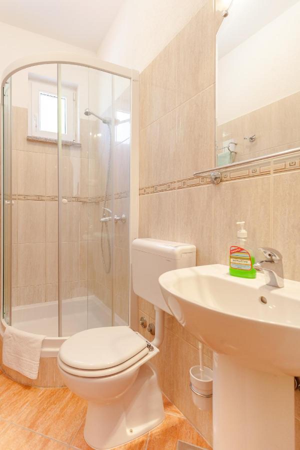 Apartments And Rooms By The Sea Brela, Makarska - 13118 外观 照片