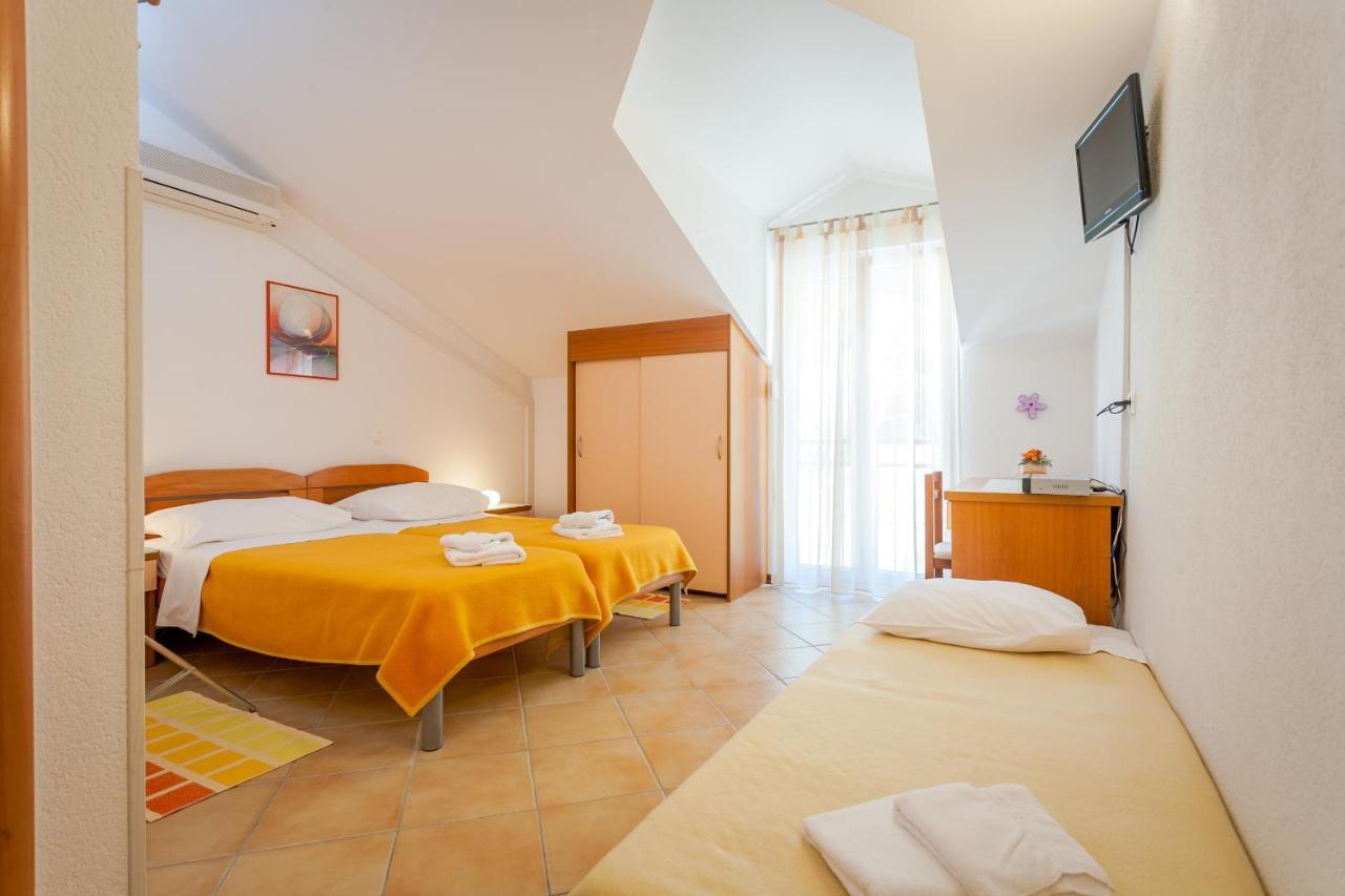 Apartments And Rooms By The Sea Brela, Makarska - 13118 外观 照片
