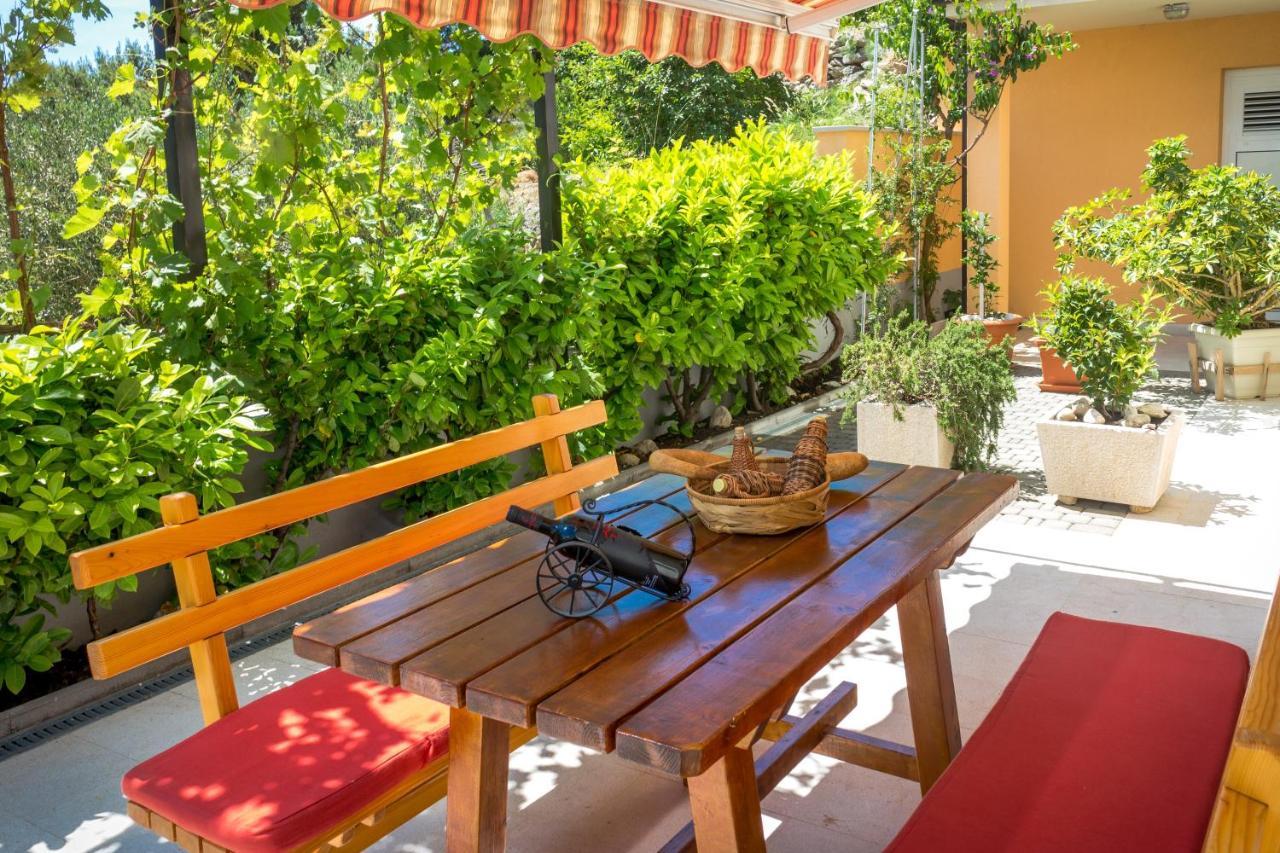 Apartments And Rooms By The Sea Brela, Makarska - 13118 外观 照片