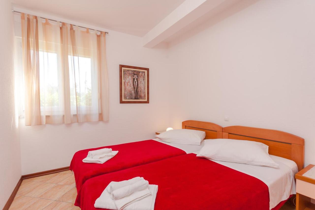 Apartments And Rooms By The Sea Brela, Makarska - 13118 外观 照片