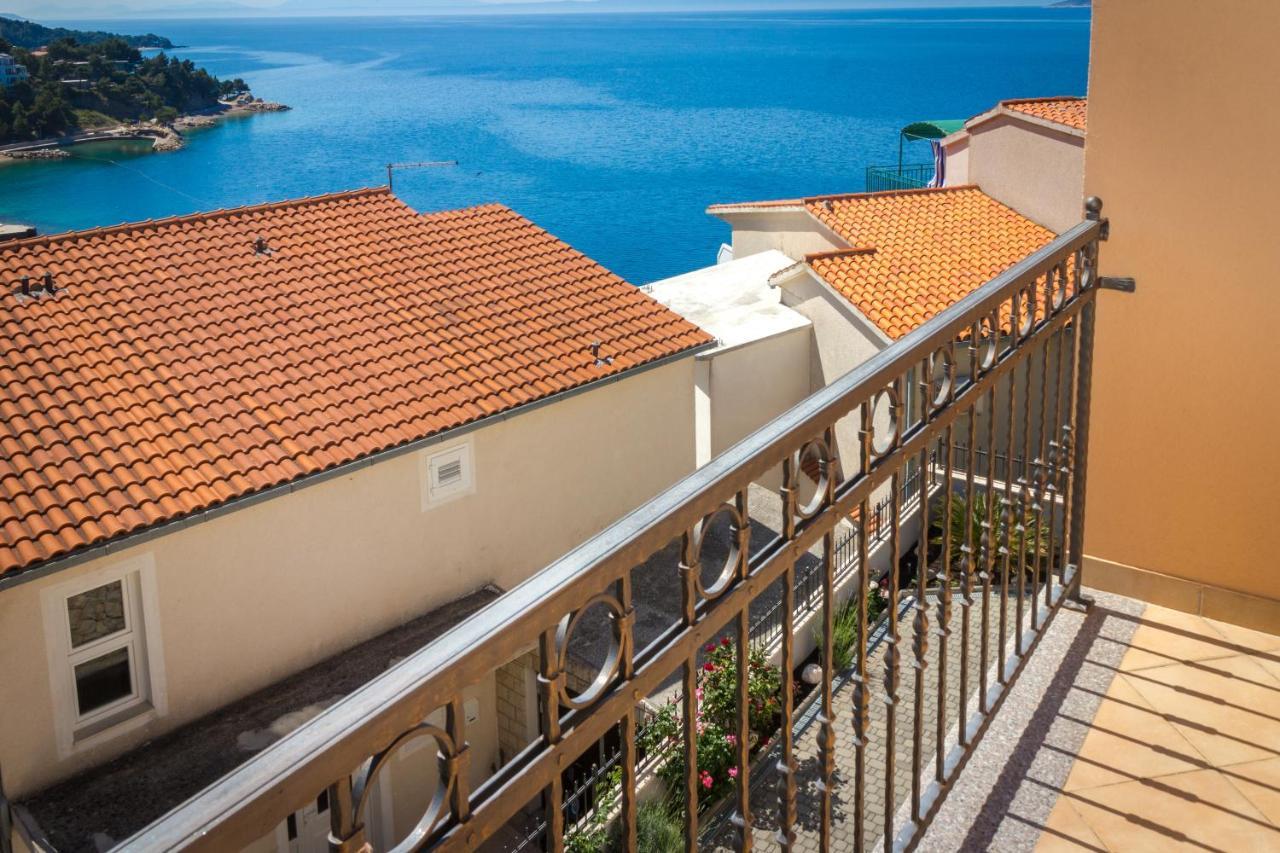 Apartments And Rooms By The Sea Brela, Makarska - 13118 外观 照片