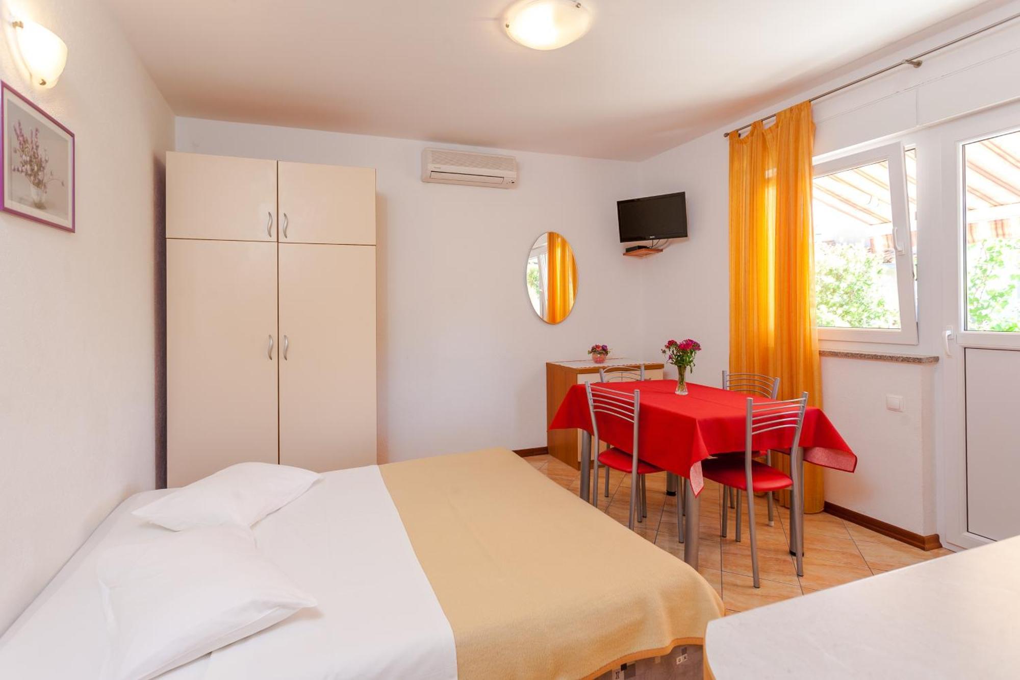 Apartments And Rooms By The Sea Brela, Makarska - 13118 客房 照片