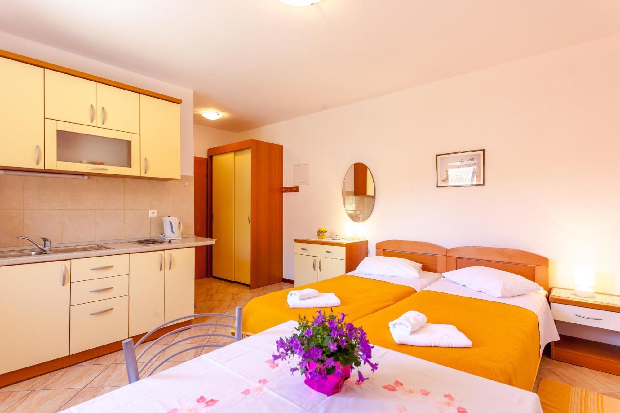 Apartments And Rooms By The Sea Brela, Makarska - 13118 客房 照片